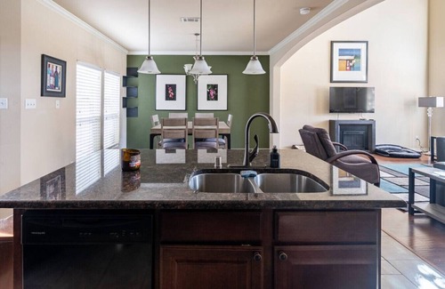 Irving House | Bright & Spacious 3 Bedroom Townhome, Minutes from DFW Airport