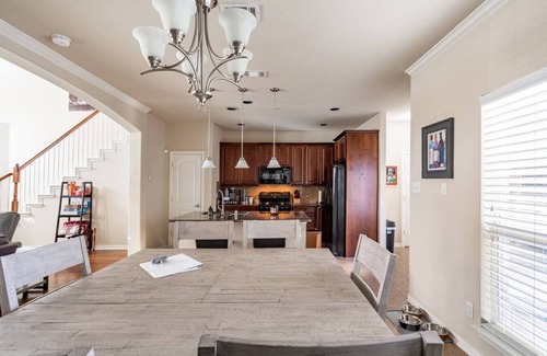 Irving House | Bright & Spacious 3 Bedroom Townhome, Minutes from DFW Airport