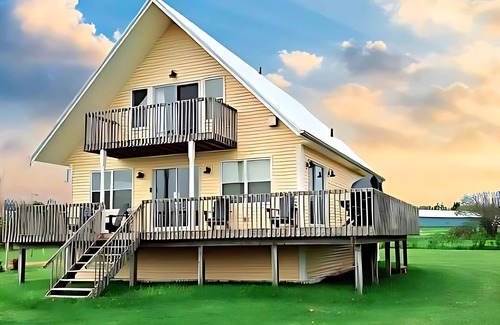 New London Cottage | Bright & Spacious 4 + 1 Bedroom Beach House - 10 Minutes from Cavendish.