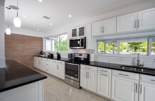 Northeast Miami House | Bright & Spacious 4 mi to BEACH +Big Backyard