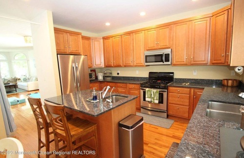 Avon House | Bright, Spacious 5-bdrm Bay Head Shore Home - super close to beach, lake & town