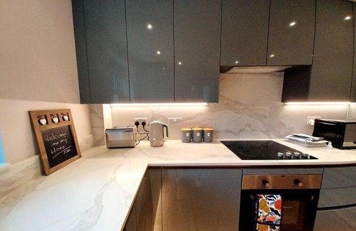 Windsor Apartment | Bright, spacious and modern, garden flat in Central Windsor, private entrance, free parking, EV point, garden view, close to Legoland, Windsor Great Park, Ascot, Heathrow