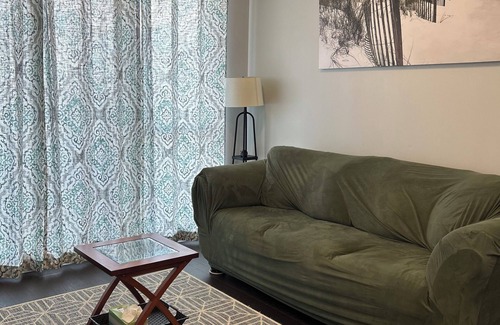 Markham Apartment | Bright Spacious Clean Condo Apartment in Markham- Walk to everything!