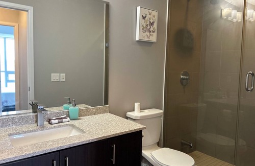 Markham Apartment | Bright Spacious Clean Condo Apartment in Markham- Walk to everything!