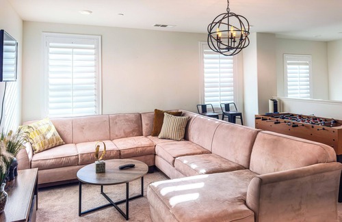 Mira Loma House | Bright Spacious Family Home near SilverLakes