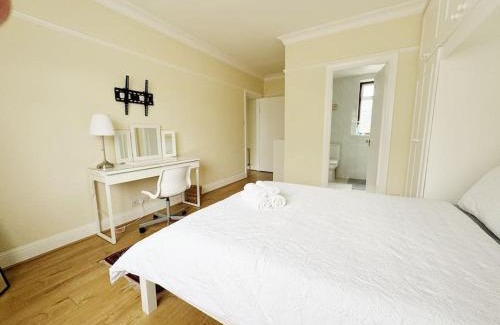Brondesbury Park House | Bright & Spacious House Near Central London