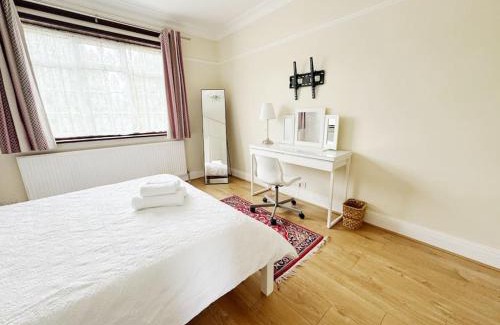 Brondesbury Park House | Bright & Spacious House Near Central London