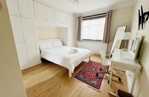 Brondesbury Park House | Bright & Spacious House Near Central London
