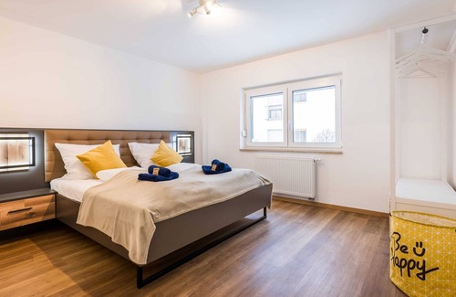 Lechhausen-Ost Apartment | ☆ BRIGHT: Spacious & Luxury - Kitchen | Parking | Netflix | Balcony/Patio