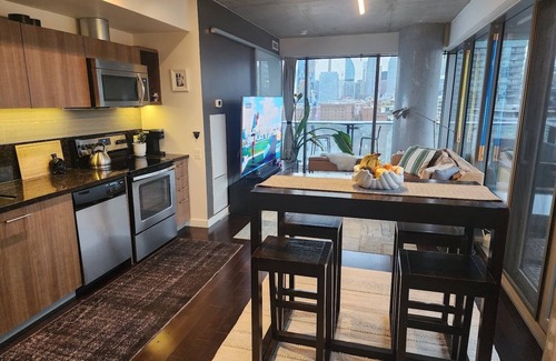 Downtown Toronto Condo | Bright Spacious Luxury 2 Bed 2 Bath Loft Downtown