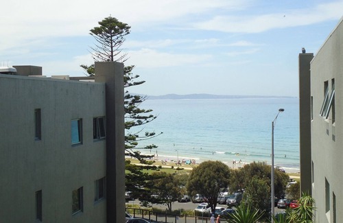 Lorne Apartment | Bright, spacious, modern and cosy 2 bedroom apartment with amazing ocean views.