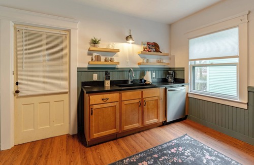 Eastside Apartment | Bright & Spacious near SU, Hospi
