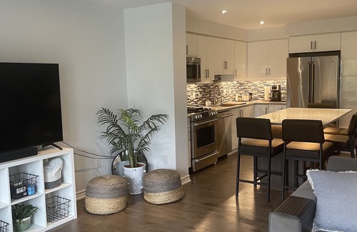 Collingwood House | Bright spacious townhouse w/private rec centre - 7 minutes to Blue Mountain