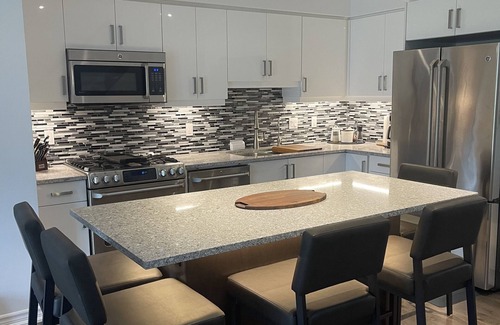 Collingwood House | Bright spacious townhouse w/private rec centre - 7 minutes to Blue Mountain