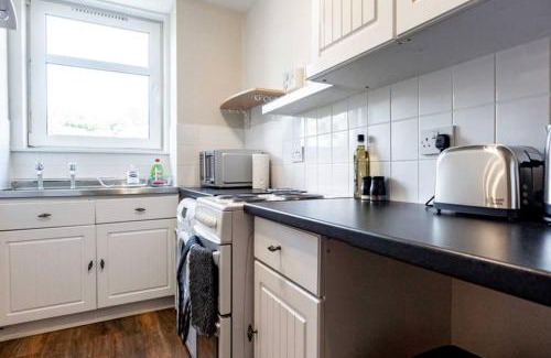 Glenisla Apartment | Bright, Spacious West-End Flat, Near University