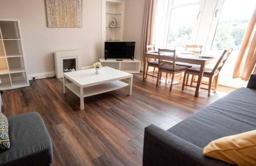 Glenisla Apartment | Bright, Spacious West-End Flat, Near University