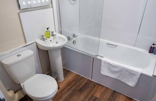 Glenisla Apartment | Bright, Spacious West-End Flat, Near University