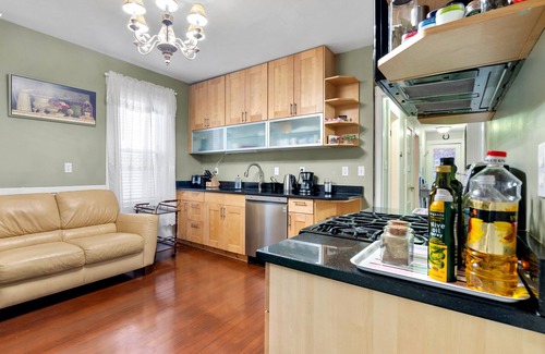 Dorchester Condo | Bright & Specious 2 BR apartment mins from Downtown Boston, parking