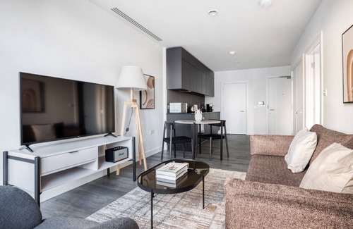 Stratford and New Town Apartment | Bright Stratford 1BR w/Security & Gym, nr Train Station, by Blueground