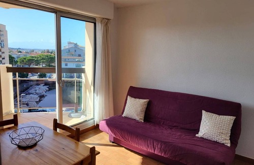 Le Port Apartment | Bright Studio Cabin for 4, Port View, Canet-en-Roussillon