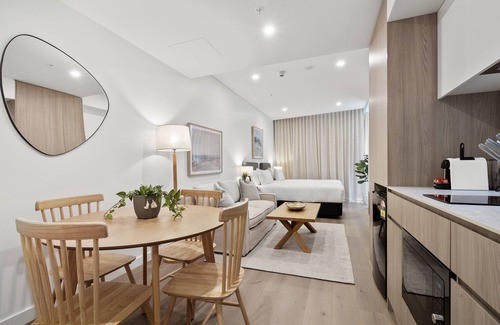 North Fremantle Apartment | Bright Studio Stay in North Fremantle with Views