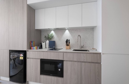 North Fremantle Apartment | Bright Studio with Rooftop BBQ in Fremantle