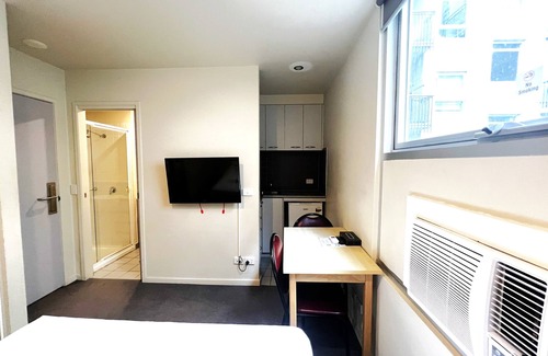Carlton South Apartment | Bright Studio in Melbourne CBD | Walk to Market & Shops