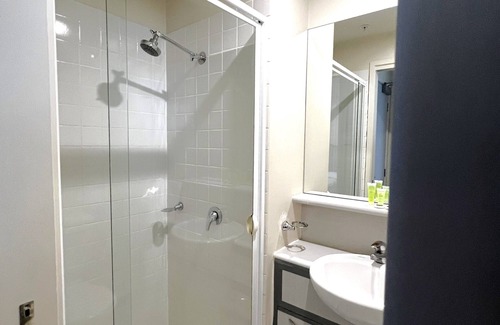 Carlton South Apartment | Bright Studio in Melbourne CBD | Walk to Market & Shops
