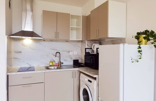 Vanves Apartment | Bright Studio Near Paris Expo & Metro/Elevator