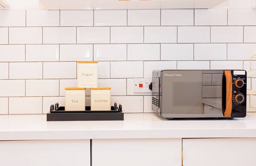 East Putney Apartment | Bright Studio w balcony, Putney, 5min tube