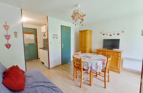 Les Rousses Apartment | Bright Studio with Loggia in Les Rousses