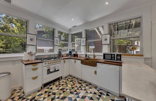 Midtown Apartment | Bright & stylish 2BR/1.5BA unit with king & queen beds, 2 chic bathrooms, an open chef's kitchen, cozy living space, and a private screened-in patio. Located just 0.5 mi from Piedmont Park. Walkable, modern, and perfect for couples or professionals.