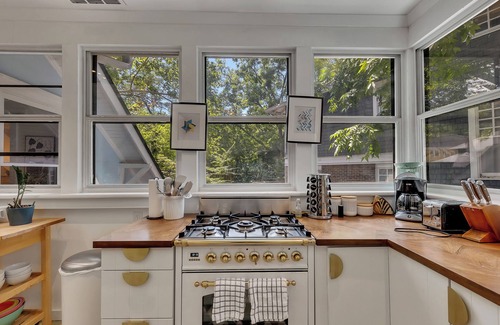 Midtown Apartment | Bright & stylish 2BR/1.5BA unit with king & queen beds, 2 chic bathrooms, an open chef's kitchen, cozy living space, and a private screened-in patio. Located just 0.5 mi from Piedmont Park. Walkable, modern, and perfect for couples or professionals.