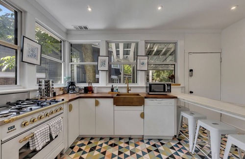 Midtown Apartment | Bright & stylish 2BR/1.5BA unit with king & queen beds, 2 chic bathrooms, an open chef's kitchen, cozy living space, and a private screened-in patio. Located just 0.5 mi from Piedmont Park. Walkable, modern, and perfect for couples or professionals.
