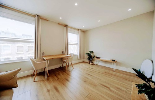 Mildmay Condo | Bright & Stylish 2BR Flat in Trendy Newington Green, London