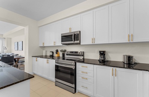Oakville House | Bright & Stylish 5 BR Getaway in Oakville!