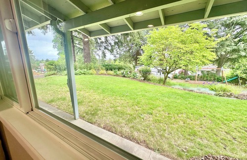 Bull Mountain House | Bright & Stylish Home: Ideal Traveler’s Retreat!