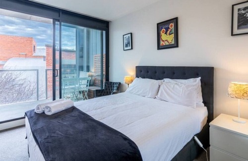 Abbotsford Apartment | Bright stylish inner-city apartment by the river