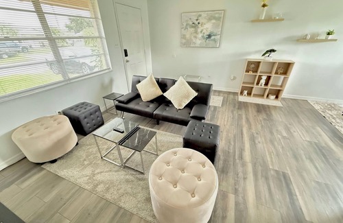 Buena Ventura Lakes House | Bright Stylish Retreat Close to Disney Parks & Univesal