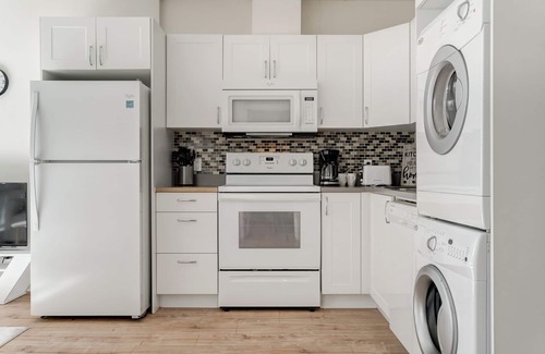 Brentwood Apartment | Bright & Stylish Unit | Gym+ Free UG Parking