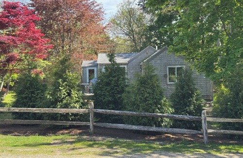 West Tisbury Cottage | Bright Summer Cottage in lovely West Tisbury with Beach Pass, AC, WiFi