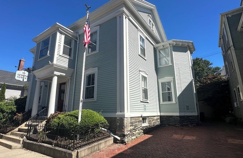 Historic Hill Apartment | Bright & Sunny 1 Bed/1 Bath/Dog Friendly on Historic Spring St.