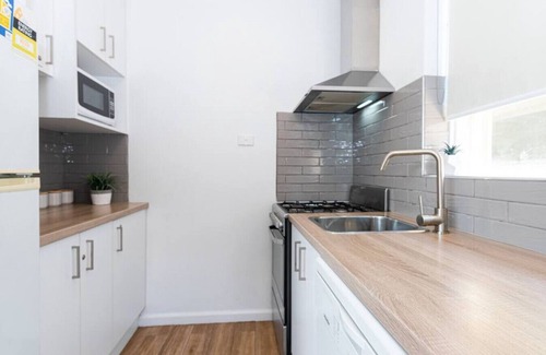 St. Kilda East Apartment | Bright & Sunny Oasis