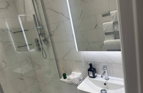 Notting Hill Apartment | Bright Terrace Flat | Steps to Portobello & Hyde Park