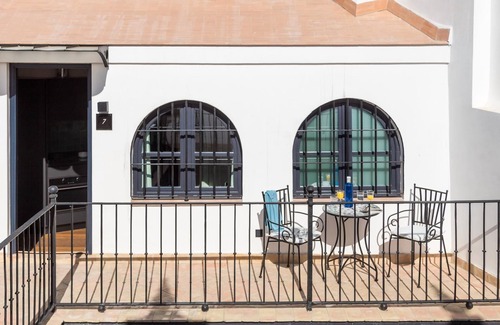 Alfalfa Apartment | Bright top floor flat for 3 people with outdoor sitting area