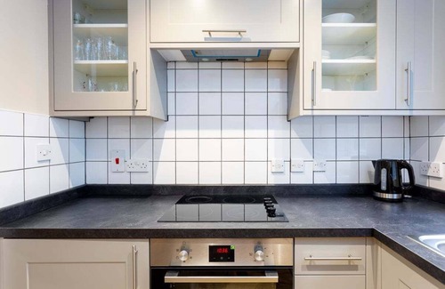 Tower Hamlets Apartment | Bright Tower Bridge Nest
