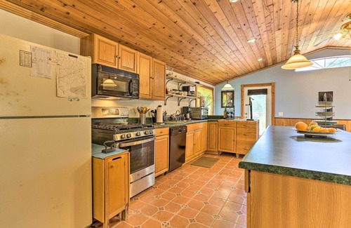 South Kortright Cabin | Bright Tucked-Away Cabin w/Furnished Deck + Grill
