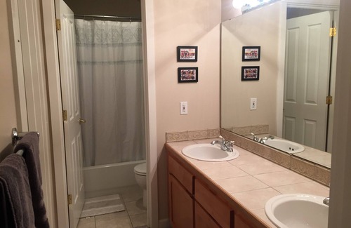 Ravenna House | Bright University District 3 BR - Near Downtown & UW w/Parking - Pets Welcome