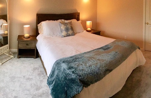 Ravenna House | Bright University District 3 BR - Near Downtown & UW w/Parking - Pets Welcome