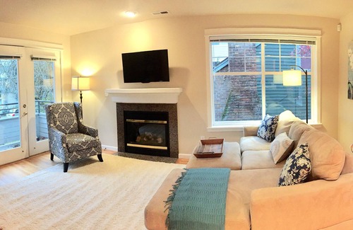 Ravenna House | Bright University District 3 BR - Near Downtown & UW w/Parking - Pets Welcome